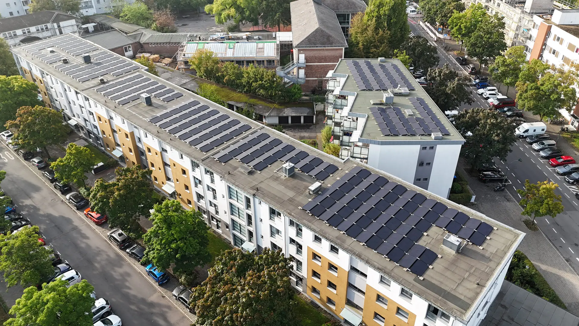 Blick auf die Baustelle in Düsseldorf: 180 kWp Photovoltaik-Leistung für rund 50–60 Haushalte.